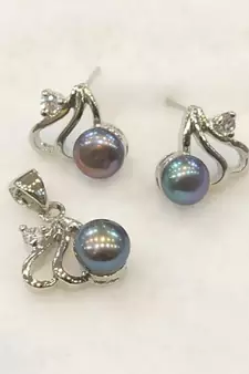Black pearl pendants