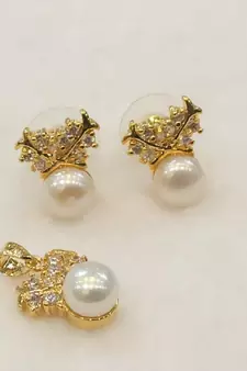 White pearl pendants