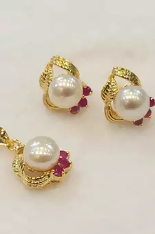 Pink pearl pendants