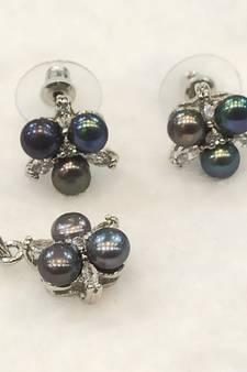 Black pearl pendants