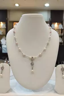 Multicolor pearl necklaces