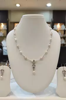 Multicolor pearl necklaces