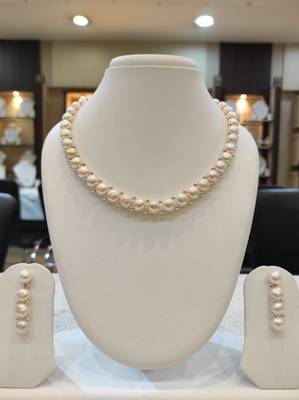 White pearl necklaces 1