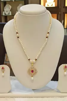 Multicolor pearl necklaces