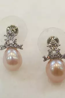 Pink pearl earrings
