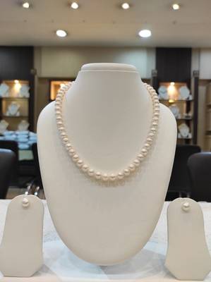 White pearl necklaces 1