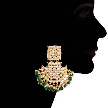 Gold Plated Traditional Pearl Kundan Studded Choker Jewellery Necklace Set with Maang Tikka for Women  4