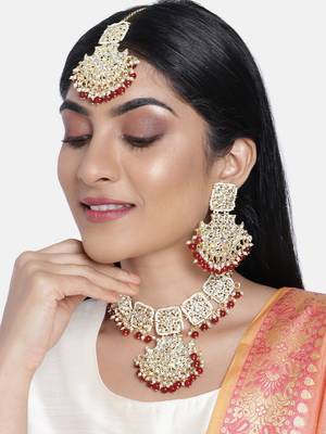 Traditional Pearl Kundan Studded Choker Jewellery Necklace Set with Maang Tikka for Women  1