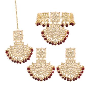 Traditional Pearl Kundan Studded Choker Jewellery Necklace Set with Maang Tikka for Women  2