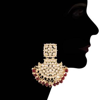 Traditional Pearl Kundan Studded Choker Jewellery Necklace Set with Maang Tikka for Women  4