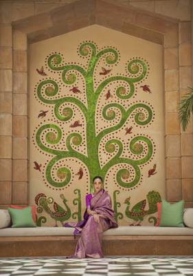 Magenta woven silk saree with blouse 3