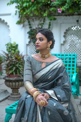 Green woven silk saree with blouse 2