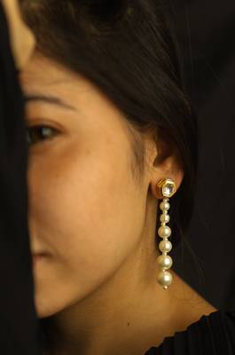 Gold pearl earrings 1