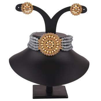 Grey collar-necklace 1