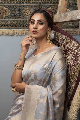 Light grey woven organza saree with blouse 3