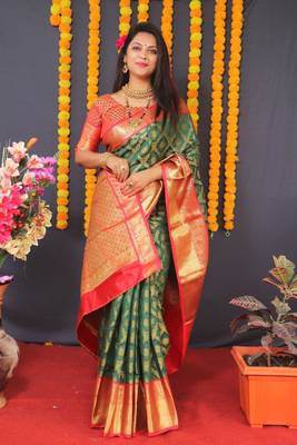 Green Faux Kanchipuram Handloom Weaving Woven Silk Blend Saree 1