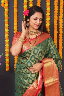 Green Faux Kanchipuram Handloom Weaving Woven Silk Blend Saree 2