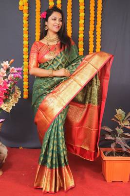 Green Faux Kanchipuram Handloom Weaving Woven Silk Blend Saree 3