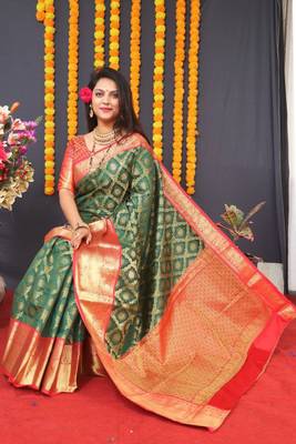Green Faux Kanchipuram Handloom Weaving Woven Silk Blend Saree 4