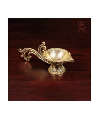 Brass Diya with Handle                Round 5