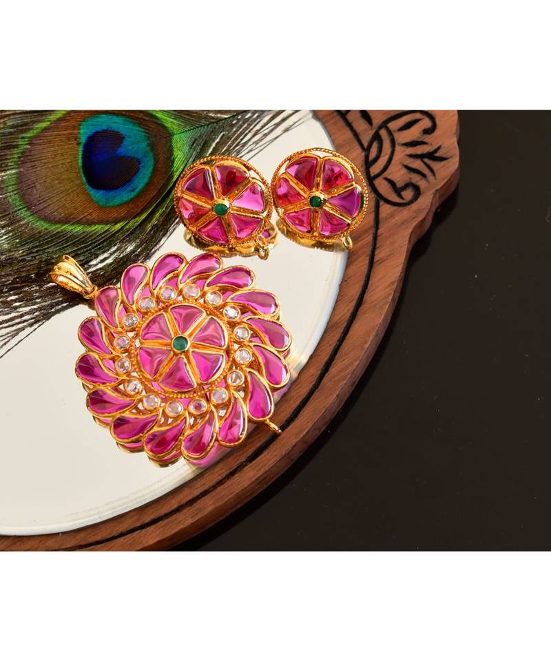 Royal Goldplated Uncut Ruby-emerald Pendant Set -DJR03156