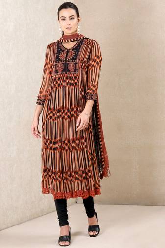 Round Neck 3/4 Sleeves Embroidered Kurta With Leggings And Dupatta