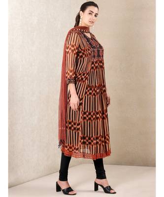 Round Neck 3/4 Sleeves Embroidered Kurta With Leggings And Dupatta 4