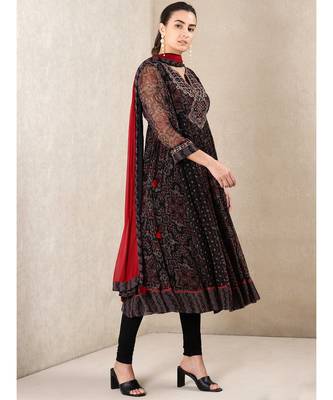 Round Neck 3/4 Sleeves Embroidered Kurta With Leggings And Dupatta 3