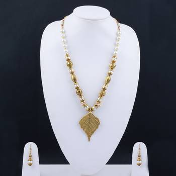 Fancy Gold Plated Leave Desgine Pendant Mala Pearl Necklace Set For Women Girls 4