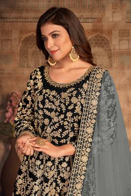 Black embroidered velvet salwar 4
