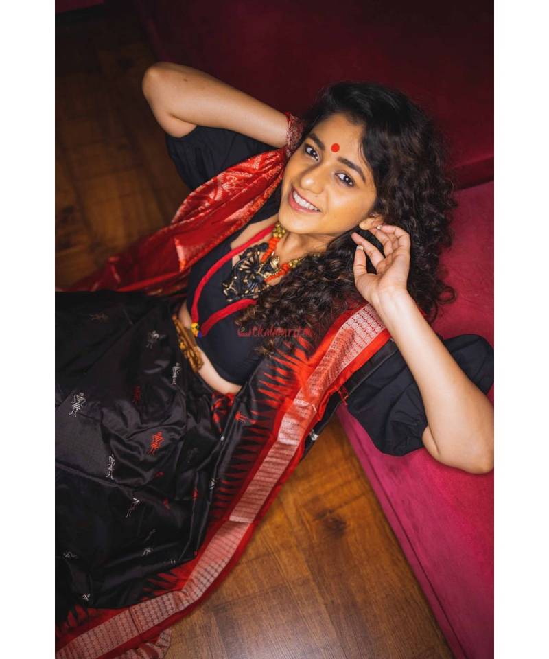 STANDING TRIBALS BLACK BOMKAI SILK Saree with blouse