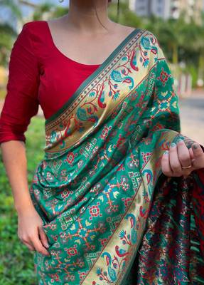Green color Patola Paithani Silk Sarees 4