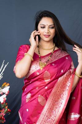 Dark pink hand woven kanchipuram silk saree with blouse 3