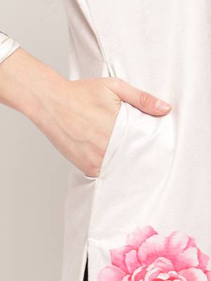 Ahalyaa Women Cream-Coloured & Pink Floral Printed Keyhole Neck Velvet Kurta 5