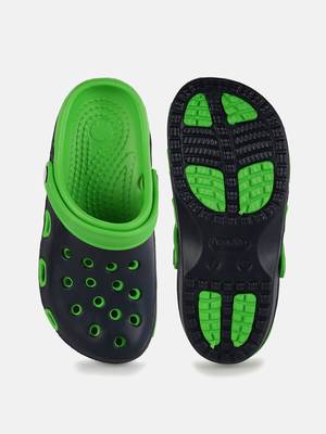 Men's Navy & Green Regular Wear clogs has regular styling 4