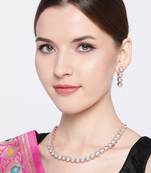 Platinum pearl jewellery