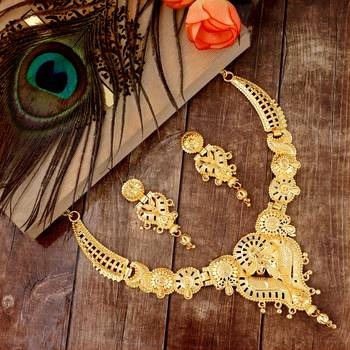 Gold pearl chokers 1
