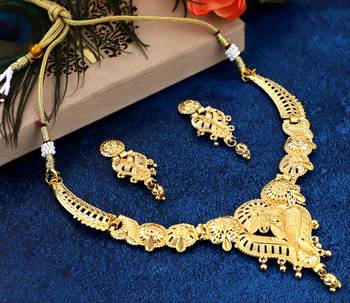 Gold pearl chokers 3