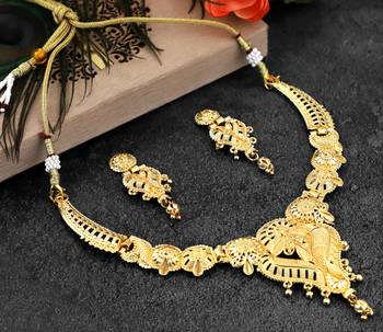 Gold pearl chokers 5