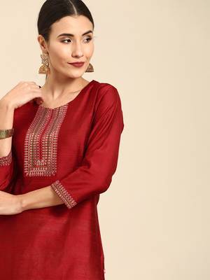 Varanga Women Maroon Embellished Straight Kurta 2