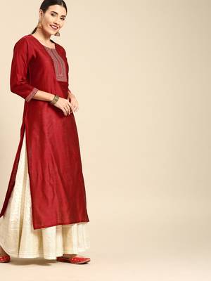 Varanga Women Maroon Embellished Straight Kurta 3