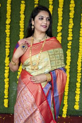 Green woven Faux kanchipuram silk saree with blouse 3