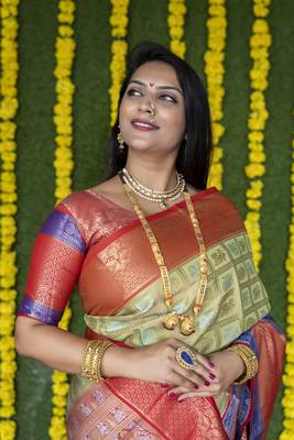 Green woven Faux kanchipuram silk saree with blouse 4