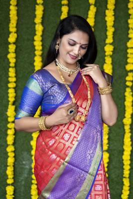 Red woven kanchipuram silk saree with blouse 4