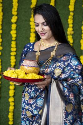 Navy blue hand woven banarasi silk saree with blouse 4