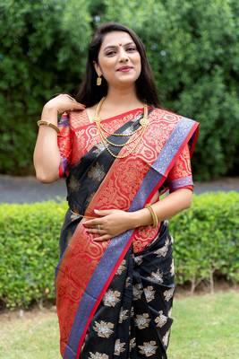 Black hand woven kanchipuram silk saree with blouse 2