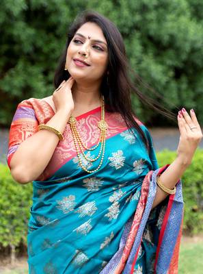 green hand woven art silk saree with blouse 4