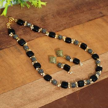 Black necklace-sets 1