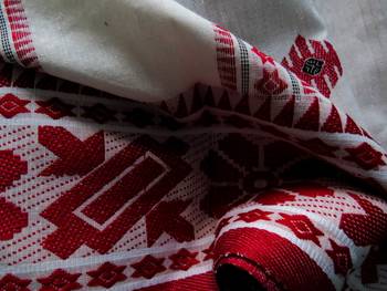 Sareesboutique.in Handspun Pure Khadi Cotton Saree in traditional Red and White 2