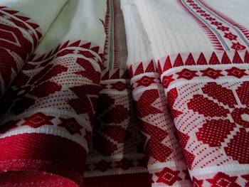Sareesboutique.in Handspun Pure Khadi Cotton Saree in traditional Red and White 3